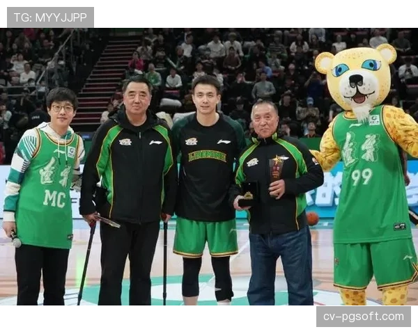 【2026年4月CBA联赛·赛中·花絮沈阳赛区球迷用手机灯海致敬即将退役的辽宁队老将李晓旭