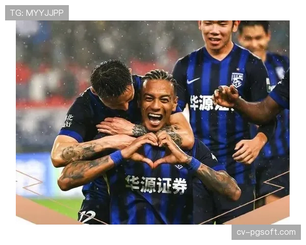 武汉三镇2-0浙江队，积分转正时刻球员相拥庆祝